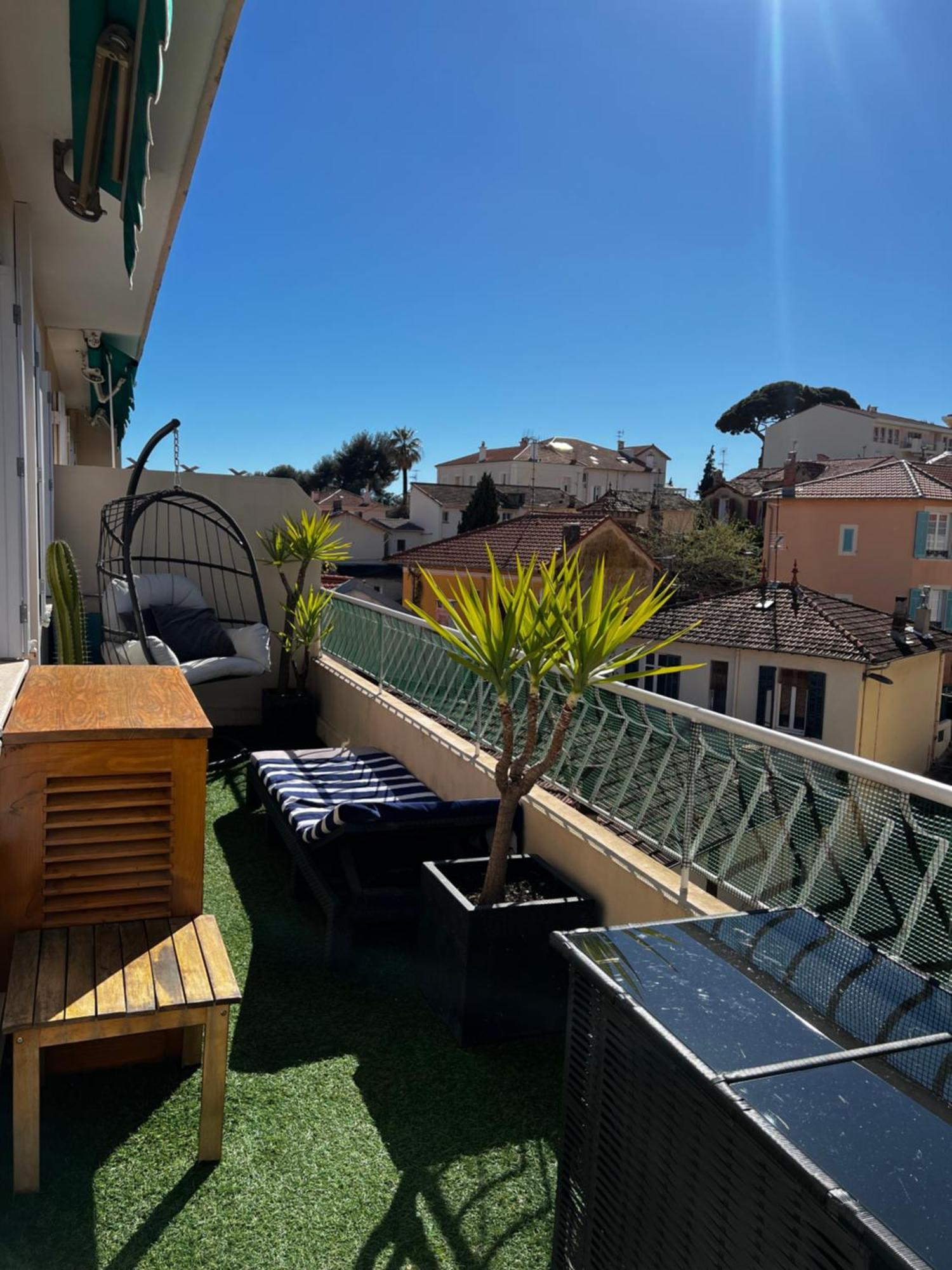 T2 Proche Centre Et Palais Avec Terrasse ! *